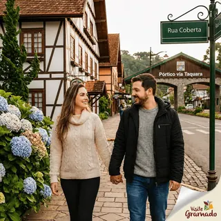 Casal caminhando pela Rua Coberta em Gramado